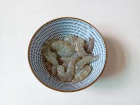 对杀虾去头去虾线再剥壳。