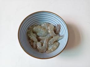 对杀虾去头去虾线再剥壳。