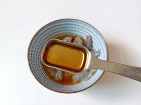 对虾加料酒，蚝油腌制15分钟。