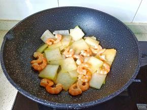 再加入虾仁翻炒均匀。