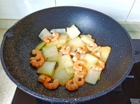 再加入虾仁翻炒均匀。