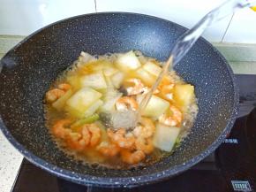 加入适量的开水，记得一定要开水。