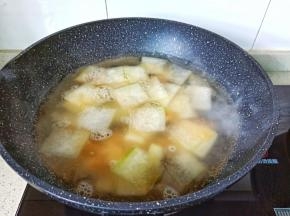 开大火将汤煮开。