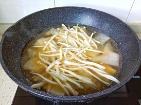 再加入撕成条状的菇放进去一起炖。