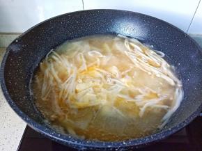 等到汤汁煮五分钟左右，淋入鸡蛋液。