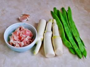 准备食材，牛肉切丝，片，条都可以，根据个人喜欢来。