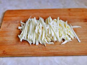 茭白洗干净切丝。