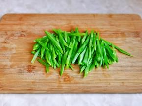 豆角去根去尖洗干净再切丝。