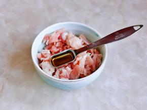 牛肉中加入料酒。