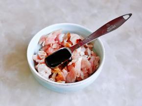 加入蚝油，抓拌均匀腌制10分钟。