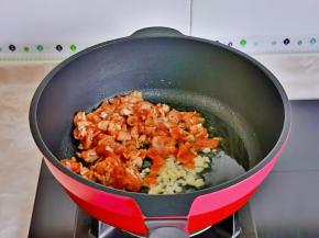 起油锅加入蒜末炒香，再加入腌制好的牛肉，小火煸炒至变色。