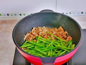再加入煎豆角丝。（豆角丝一定要炒熟后在食用，不然会中毒）