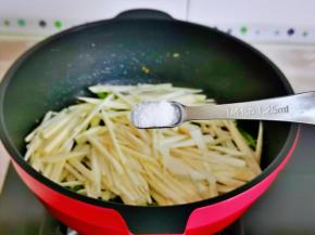 再加入茭白丝，按个人口味加入盐。