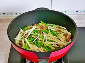 加入半小碗纯净水。