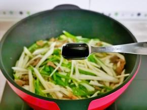 再加入一勺生抽。