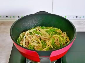 将茭白丝与豆角丝煮熟即可。