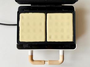 三明治机换用华夫饼烤盘，预热后，舀入面糊，不要倒得太满，避免受热后膨胀溢出。