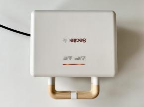 盖好三明治机，烤制7分钟左右，随时观察一下上色程度，表面金黄即可。