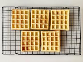 这个方子大概能煎6～7个华夫饼，烤好第一盘被小馋猫吃了一个，嘻嘻。