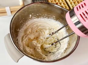 烤制华夫饼的时候，把蓝莓洗好，在冷藏过的淡奶油中加入细砂糖，用电动打蛋器打至出现明显纹路。