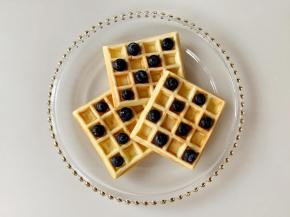 把蓝莓交错放在华夫饼的格子里；