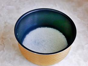 大米他淘干净后倒入饭煲中，启动煮饭即可。