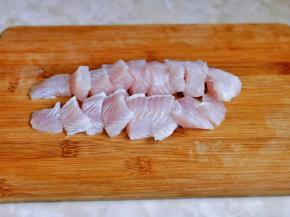 龙利鱼冷水冲洗，再切小块。