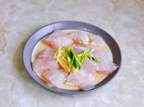 葱姜去皮切好，放入鱼块中，加入料酒，抓拌均匀腌制15分钟。