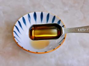 蜂蜜放入碗中，加入料酒。