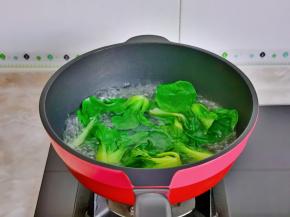菜心焯水，水开后加入盐再下菜心，烧开煮45秒捞出过冷水。