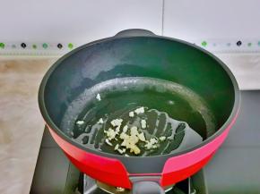 起油锅加入蒜末炒香。