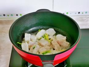 加入腌制好的龙利鱼块。