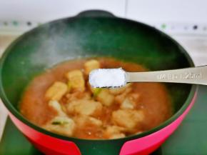 按个人口味加入盐，烧至入味儿。