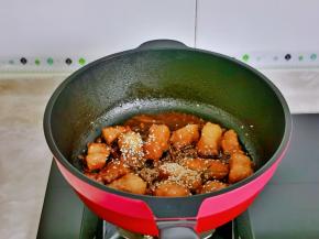 汤汁浓稠事撒上白芝麻，关火出锅。