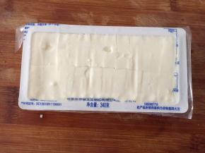 内酯豆腐用刀划成小块方便倒出来