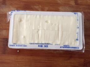 内酯豆腐用刀划成小块方便倒出来