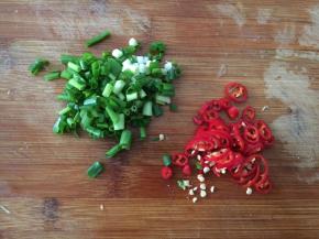 香葱切成小粒、辣椒切成小圈