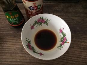 生抽、米醋倒入碗中调匀