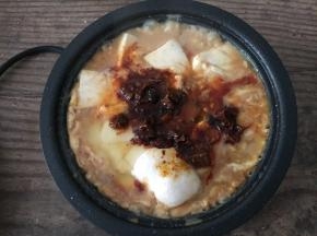 豆腐里倒入碗汁、蛋液、牛肉酱大火煮开，转中小火加盖焖5分钟