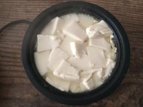 锅内加油烧热倒入豆腐煮开