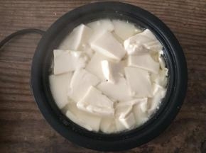 锅内加油烧热倒入豆腐煮开