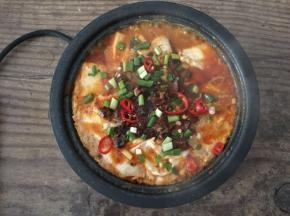 最后撒香葱碎和辣椒圈即可食用，两碗米饭不够吃