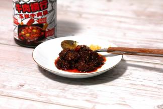 舀出2大勺阿宽玉米牛肉酱，大大的牛肉颗粒，酱的量可以按照个人口味增减