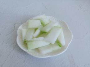 冬瓜削皮切成小块。