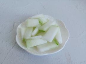 冬瓜削皮切成小块。