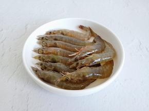 对虾剪去虾须、虾枪、沿着虾枪位置挑出虾胃，再挑出虾线。