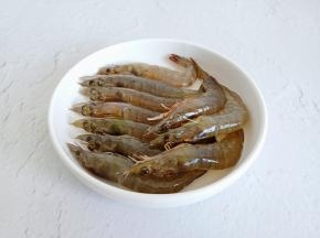 对虾剪去虾须、虾枪、沿着虾枪位置挑出虾胃，再挑出虾线。