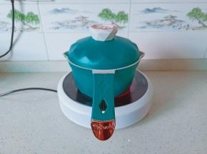 锅里加适量的清水开大火煮开【这款帝伯朗焕彩陶瓷多用锅，一体压铸成型，易擦洗，不粘锅】