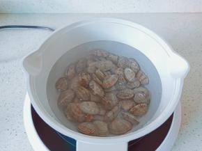 水开放入花蛤开大火煮。