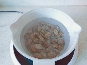 水开放入花蛤开大火煮。